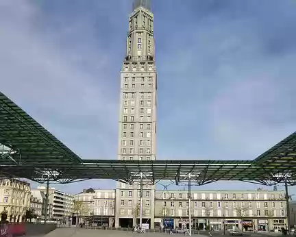 P1040320 Le tour Perret inaugurée en 1952, haute de 110 mètres, fut longtemps le gratte-ciel le plus haut d'Europe.